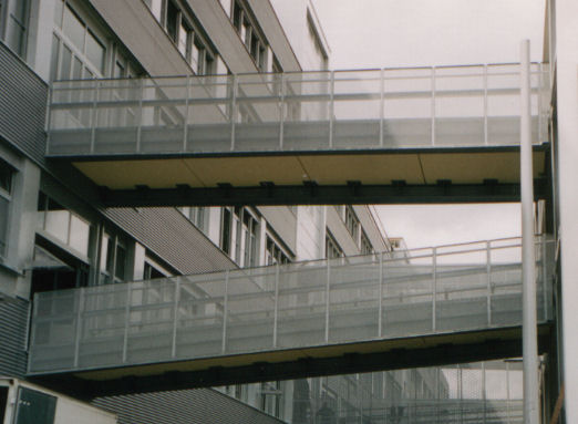 Gebäudeverbindungen aus Stahl, Stege mit Geländer